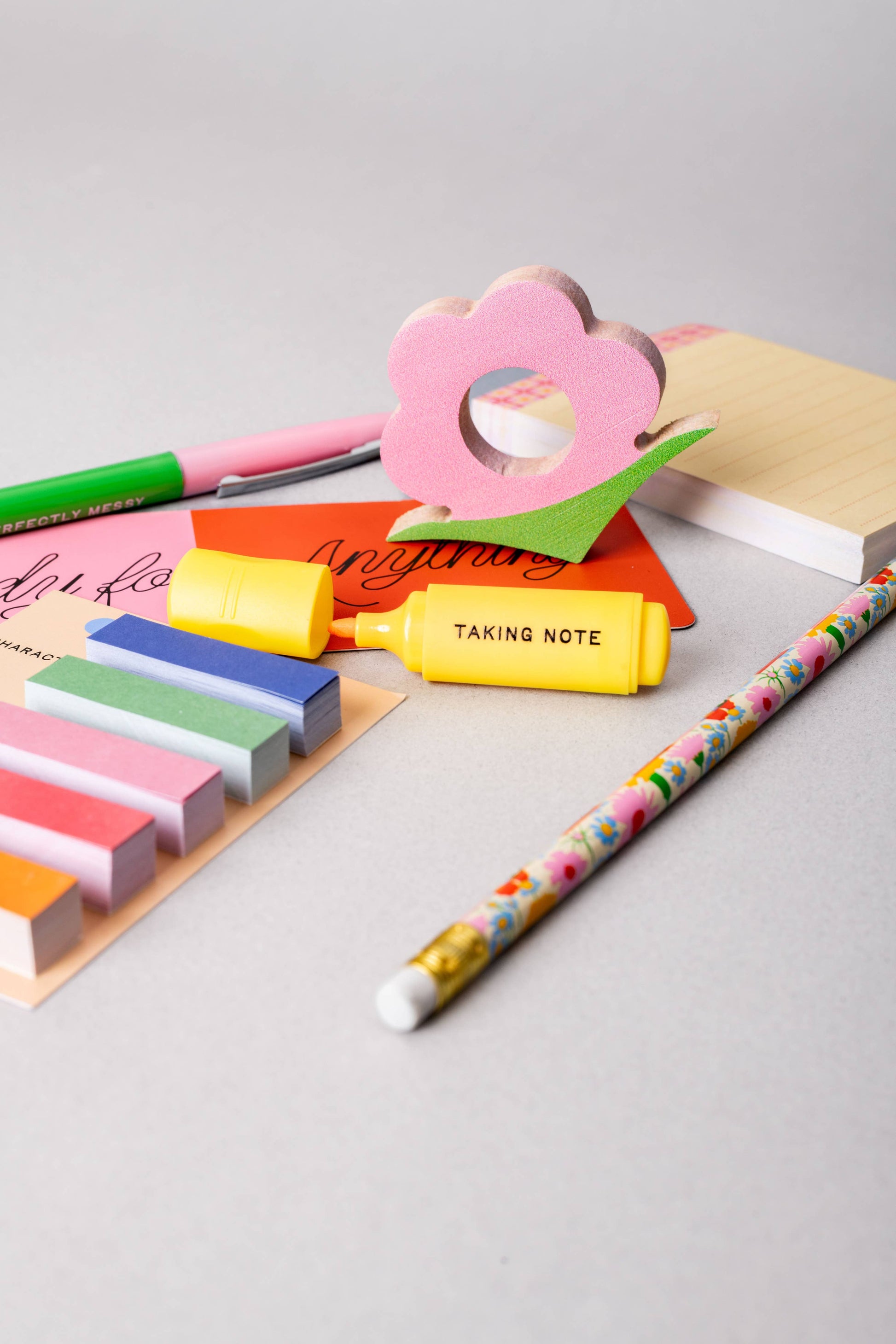 Reading Kit, I'm Busy Reading: cozy book lover set with bookmark, notebook, and reading accessories.