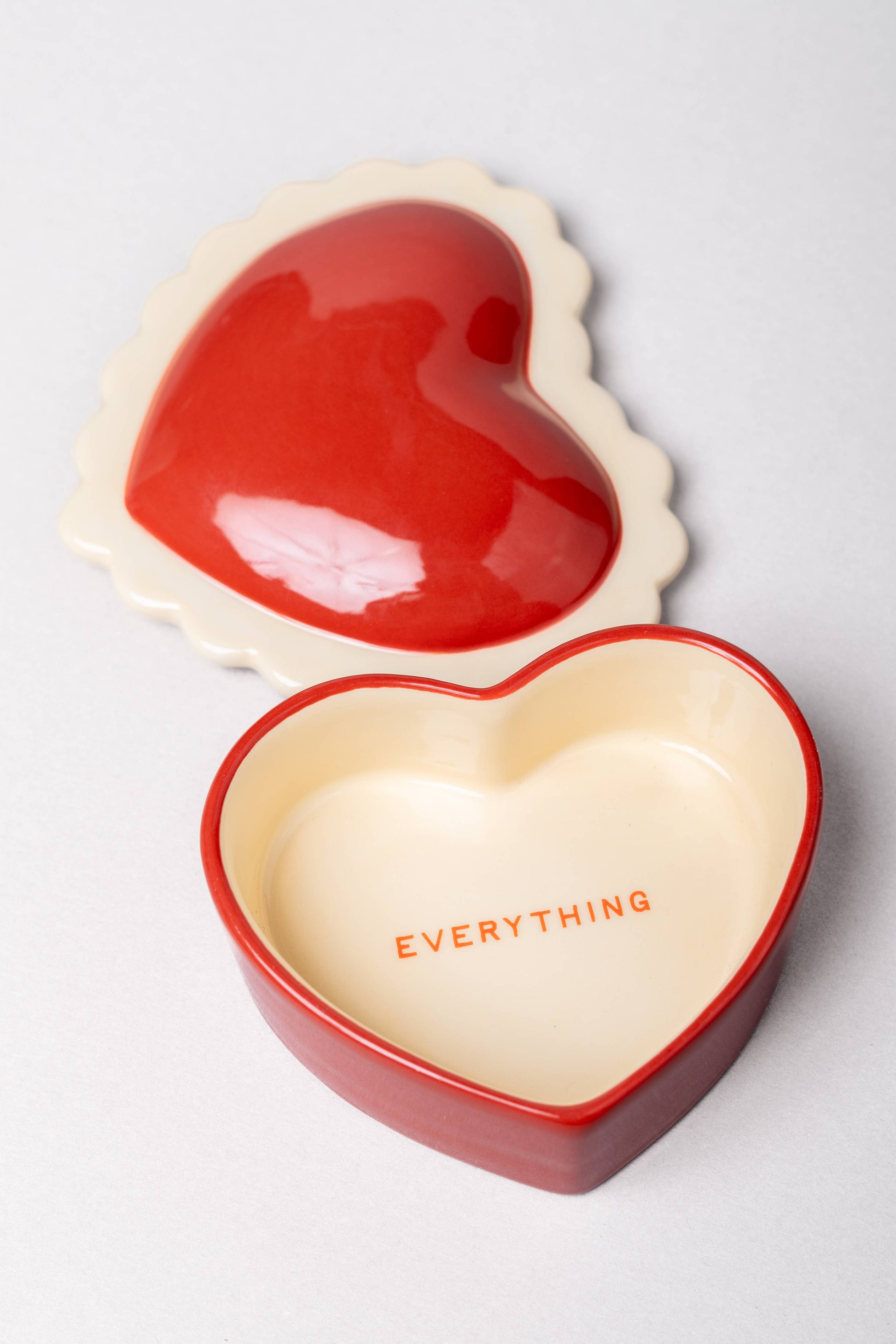 Ceramic heart-shaped trinket box with glossy finish, decorative keepsake, ideal gift.