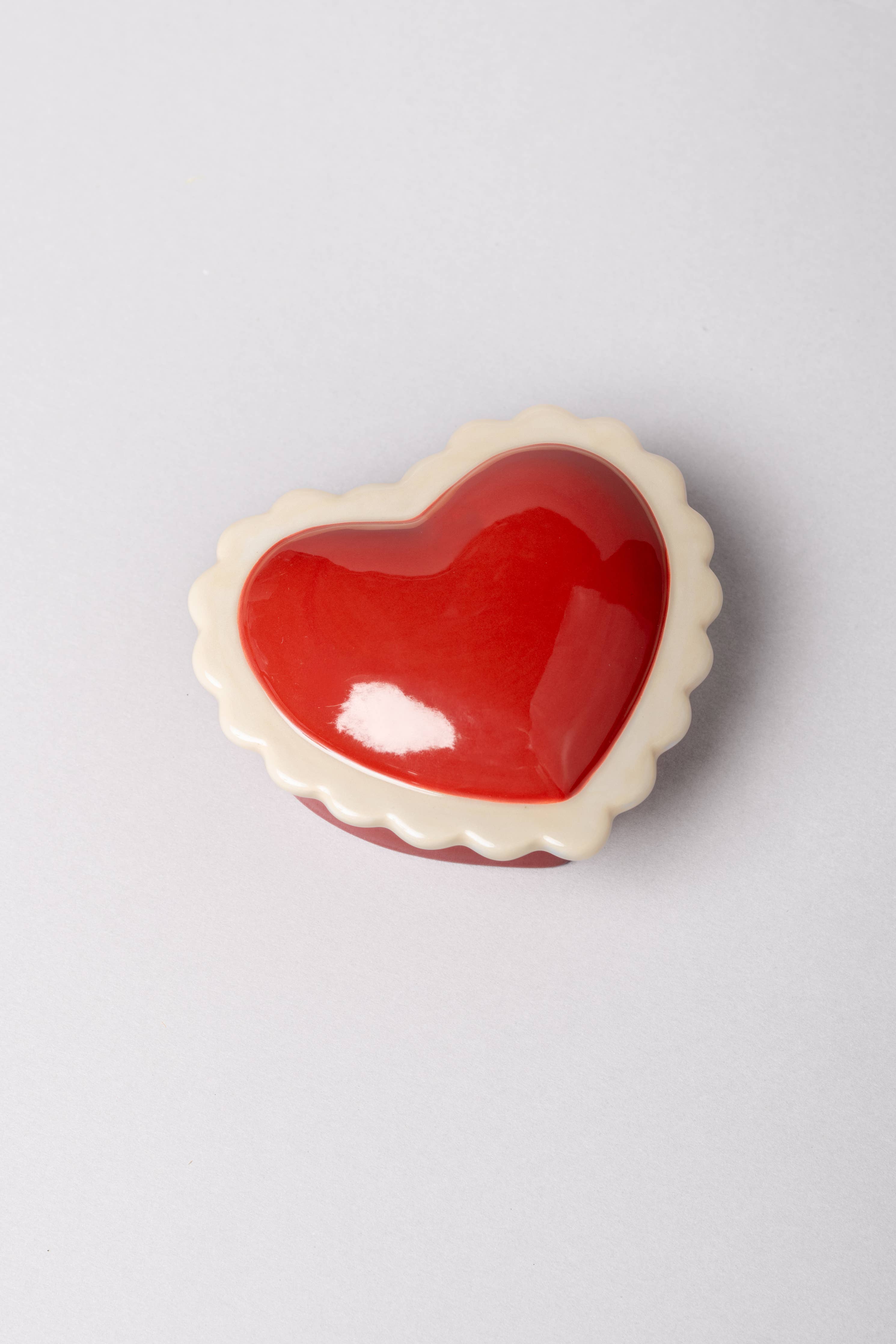 Ceramic Trinket Box, Heart-shaped – elegant keepsake box for jewelry and small mementos.