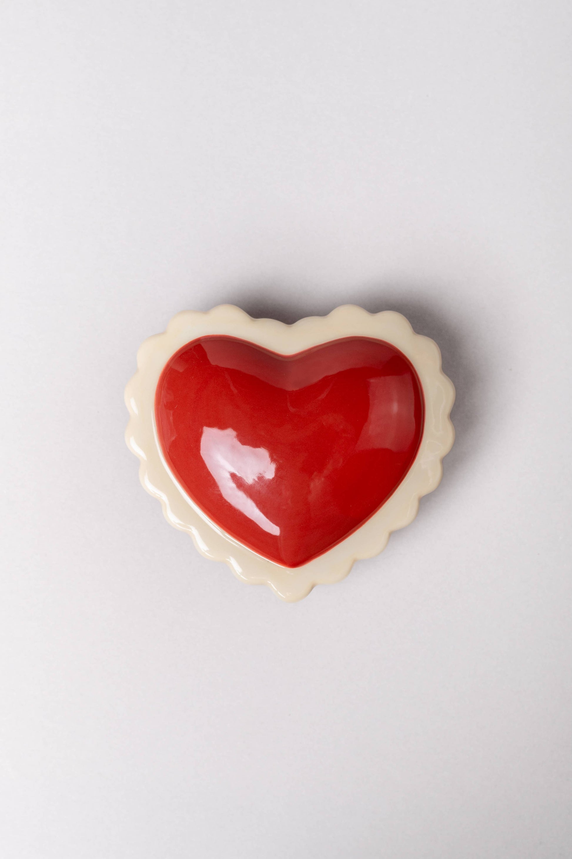 Heart-shaped ceramic trinket box with glossy glaze, decorative keepsake storage.